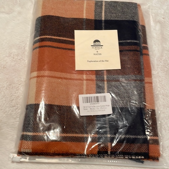 ⭐️Host Pick⭐️ Furtalk & Hatiis tartan plaid scarf NIB - Picture 4 of 7
